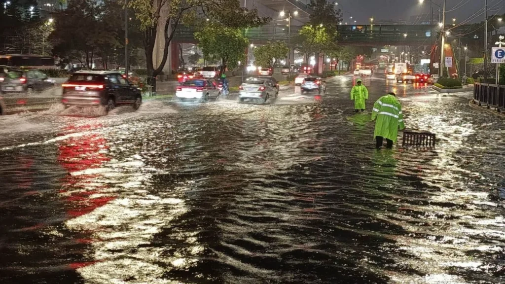 Luego de las inundaciones diversas zonas de la capital, la SGIRPC activó de nuevo este viernes alertas por lluvias y caída de granizo.
