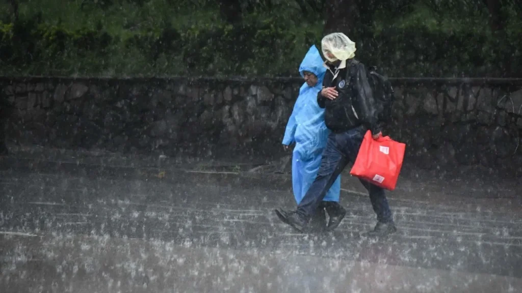 Luego de las inundaciones diversas zonas de la capital, la SGIRPC activó de nuevo este viernes alertas por lluvias y caída de granizo.
