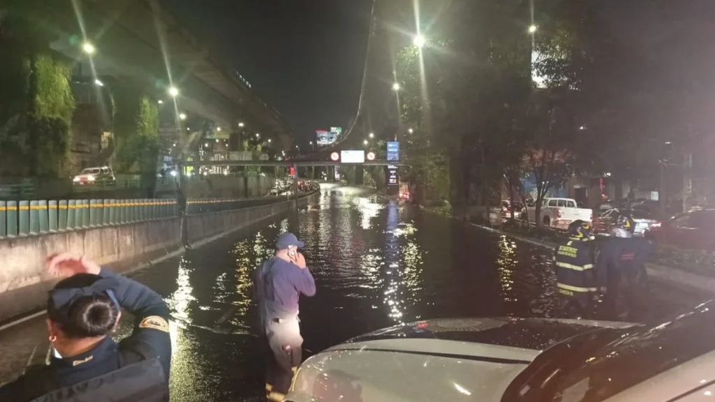 Se registra desbordamiento del Río San Ángel por lluvias; Periférico Sur cerrado por inundaciones.