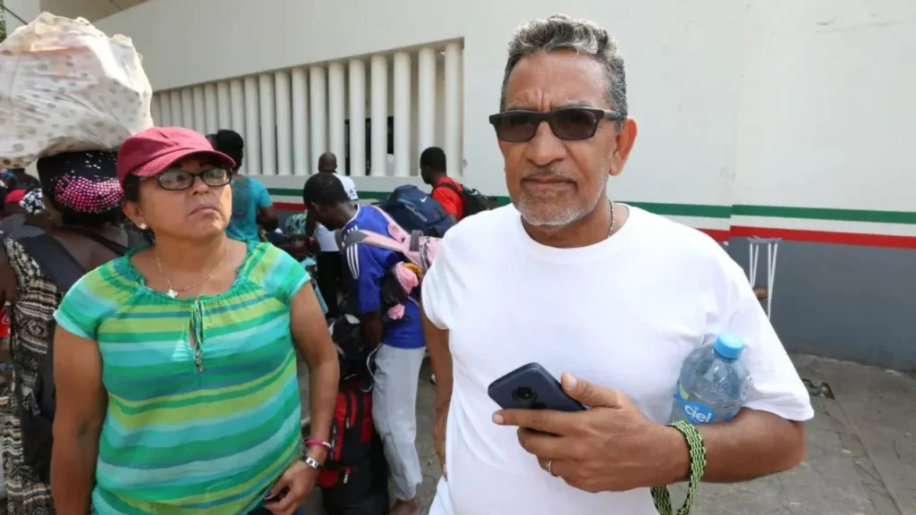 Detienen al activista Luis García Villagrán y frenan salida de caravana migrante