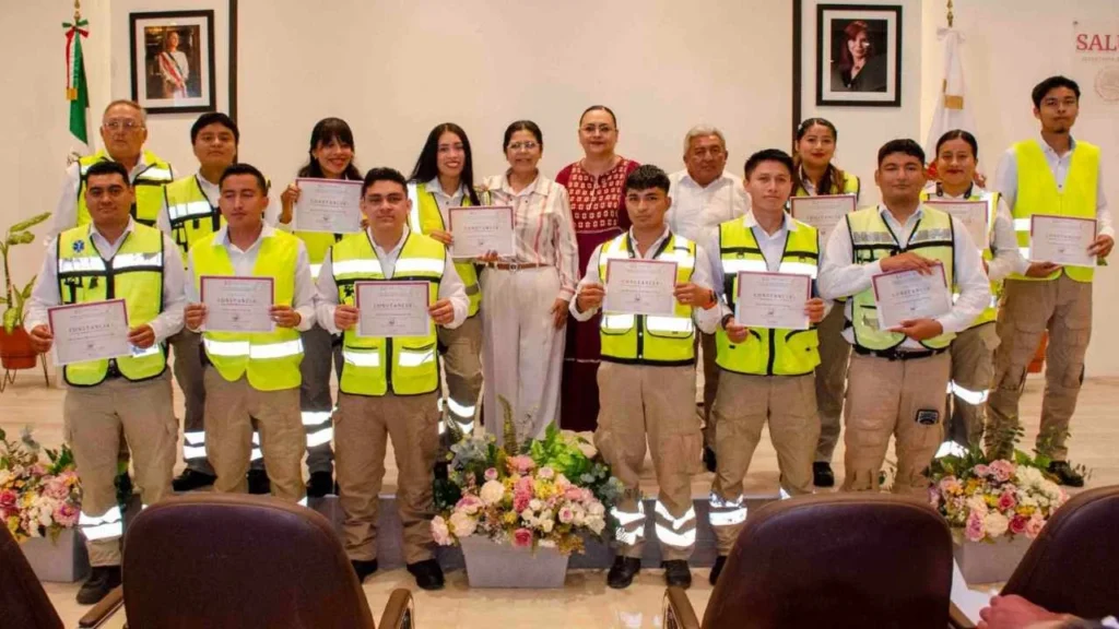Los alumnos recibieron constancias por su participación.