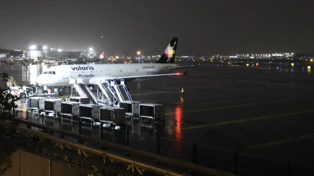 Severas lluvias en la CDMX afectan vuelos en el Aeropuerto Internacional de la Ciudad de México (AICM).