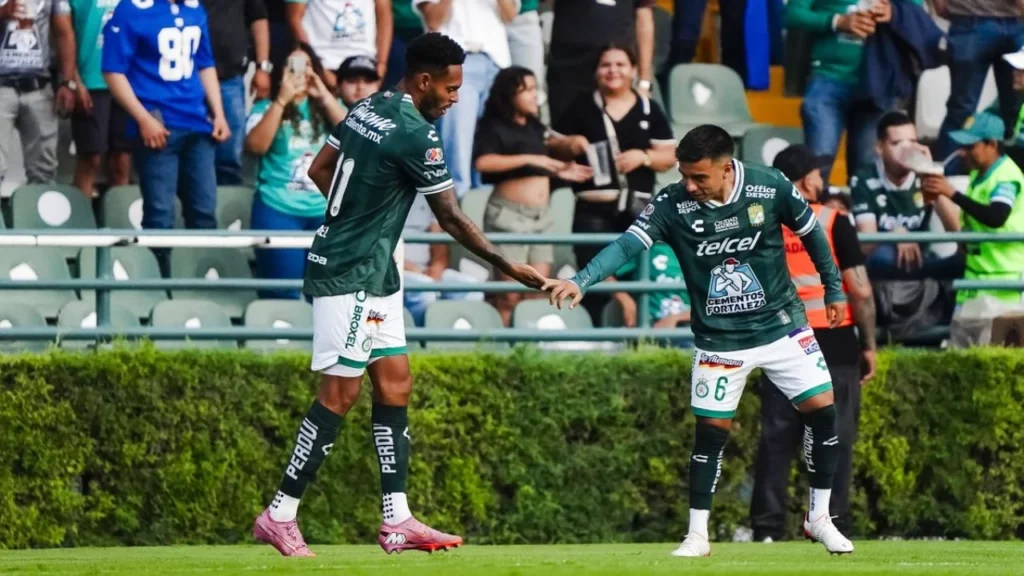 León superó a Querétaro en la jornada 7 con un marcador de 3-0 que dejó a los Gallos Blancos como el segundo peor de la tabla con 4 puntos.