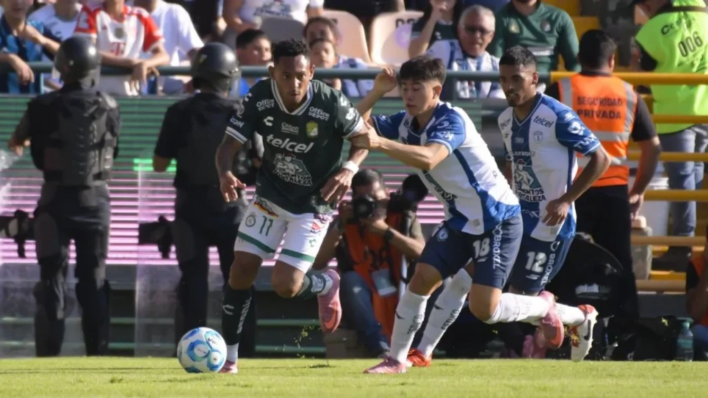 León y Pachuca empataron con dos tiros penales en el primer tiempo del partido disputado en el Estadio León, en la Jornada 6.