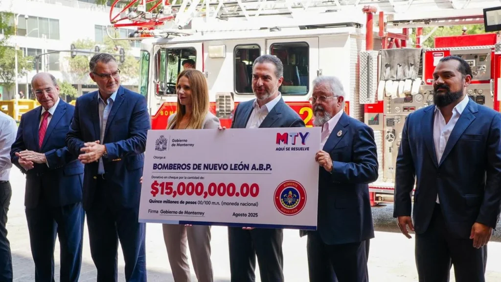 El alcalde de Monterrey reconoció a los Bomberos de Nuevo León por su compromiso social.