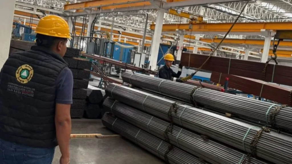 El trabajador se encontraba realizando sus labores cuando el rollo de acero lo aplastó causándole la muerte pese a esfuerzo de paramédicos.