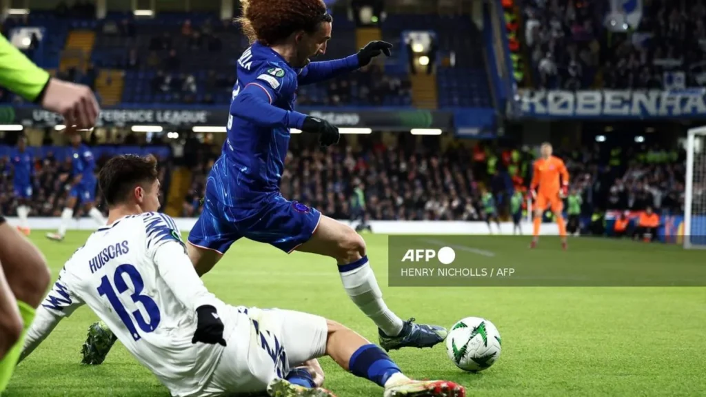 Barrida de Huescas para tratar de quitarle un balón a Marc Cucurella de Chelsea, en un partido de la Conference League. 