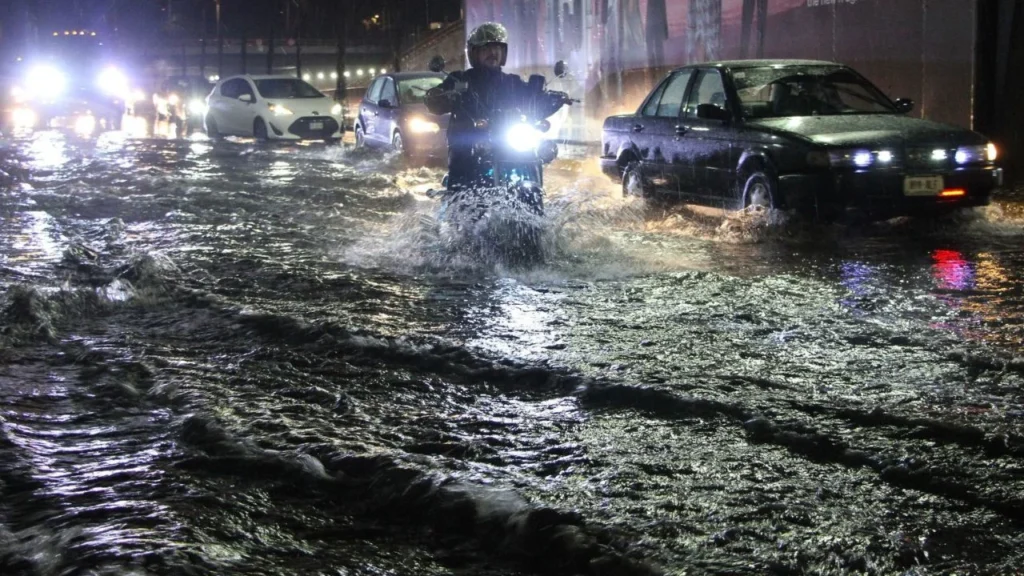 La SGIRPC y el alcalde de Álvaro Obregón exhortaron a la ciudadanía a extremar precauciones ante la Alerta Púrpura por lluvias torrenciales.