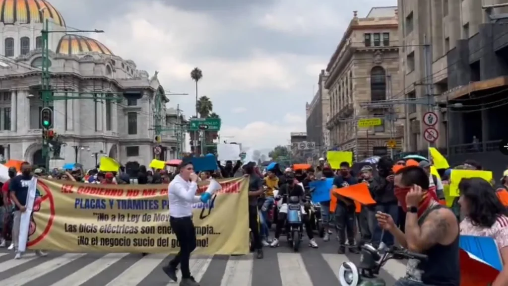  Decenas de personas protestaron al exterior del Congreso CDMX debido al tema de la regulación de vehículos eléctricos.
