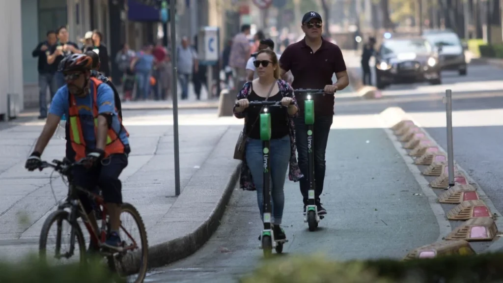 Regulación de bicis y scooters eléctricos en CDMX entraría en vigor en diciembre, estiman autoridades.