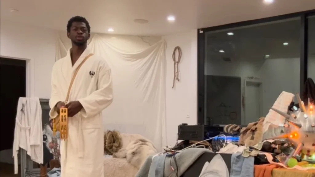 El rapero Lil Nas X parece estar en medio de un escándalo pues lo captaron por las calles de Los Ángeles caminando en ropa interior.