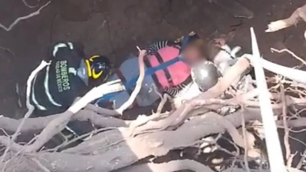Una mujer adulta mayor cayó en un socavón de seis metros de profundidad.