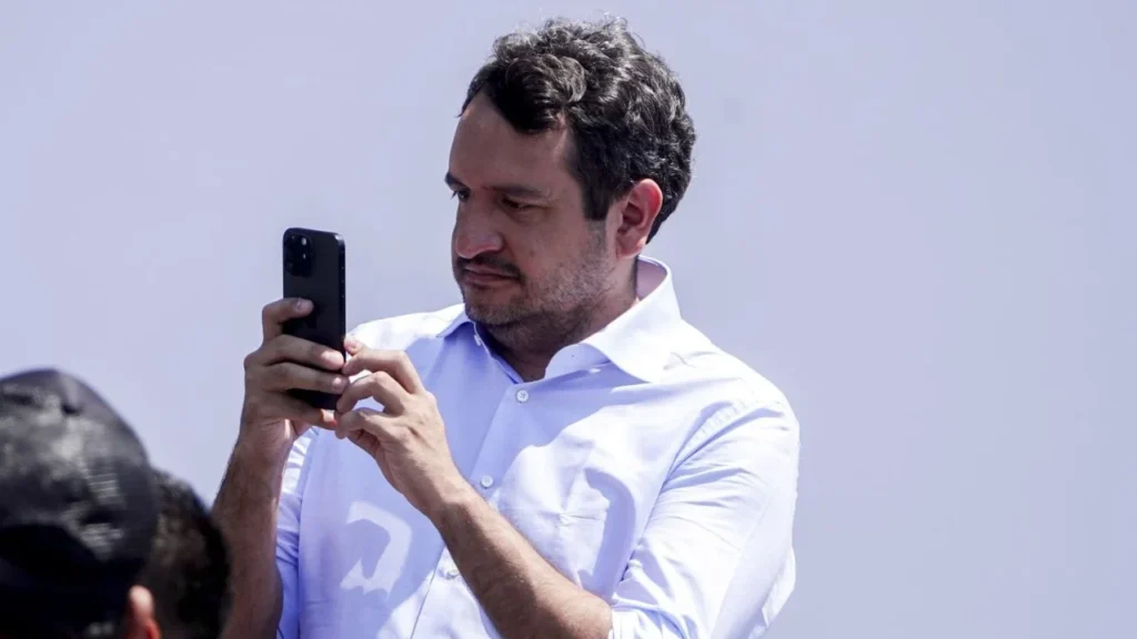 Por su “extenuante” trabajo en Morena, Andy López Beltrán cobra más que una dieta mensual de un diputado federal, según cifras del partido.