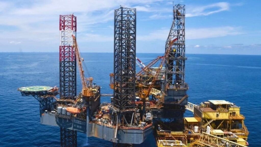 La Secretaría de Marina utiliza drones y patrullajes en altamar para proteger al personal y las plataformas petroleras de Pemex.