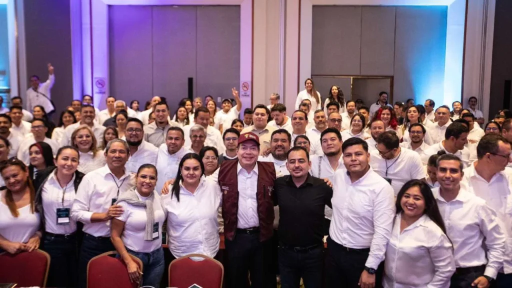 El secretario de Educación, Mario Delgado Carrillo, encabezó la capacitación de las personas para la entrega de becas.