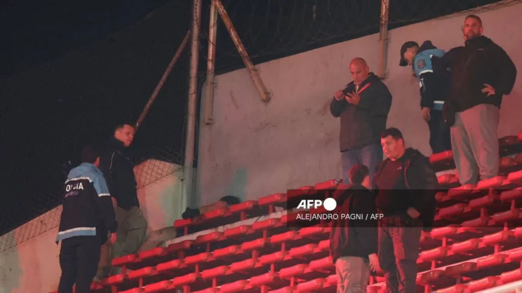 Suspenden el partido entre el Independiente y la U de Chile, de Copa Sudamericana por violencia en las gradas.