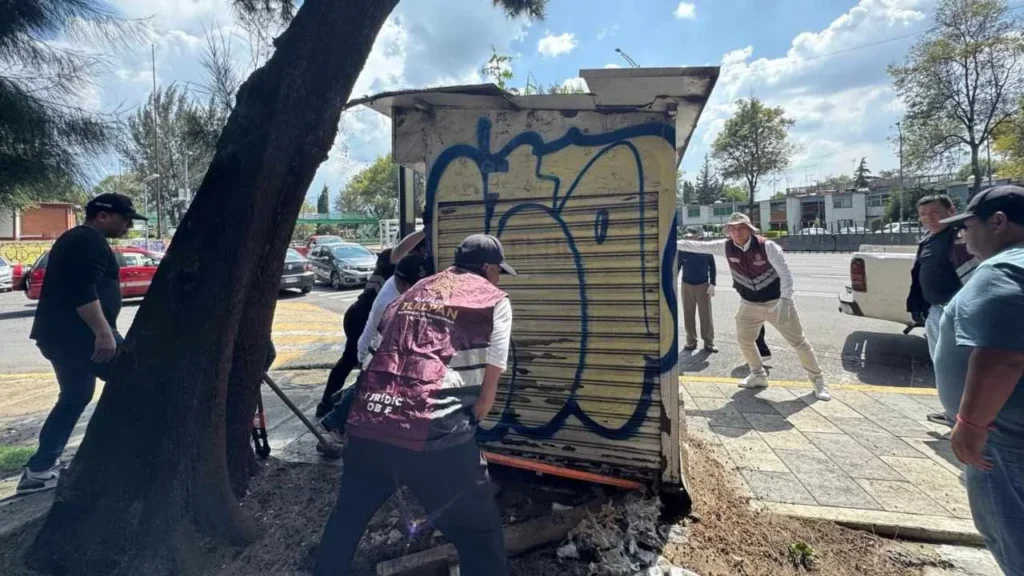 Durante el operativo se retiraron puestos metálicos en abandono.