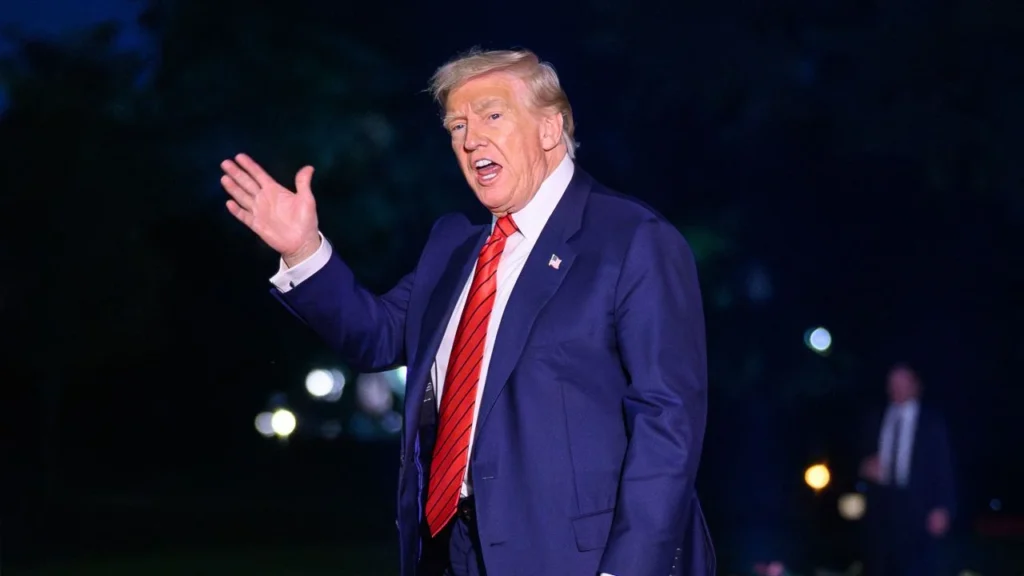 Donald Trump subió el martes al tejado de uno de los edificios de la Casa Blanca y bromeó sobre la posible instalación de "misiles nucleares".