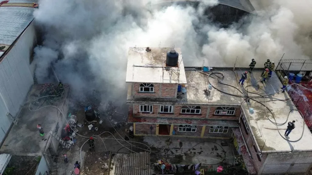 El incendio se generó en una fábrica de colchones ubicada en calle Chimalpopoca y Avenida Del Recreo, en la colonia Los Reyes.