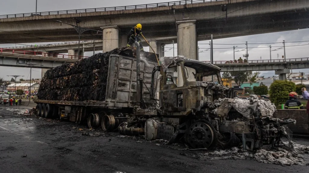 La cifra de muertos tras la explosión de un pipa en Puente de la Concordia, en Iztapalapa, aumentó a 10, 54 personas siguen hospitalizadas.