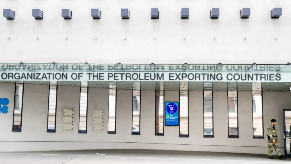 El giro de la OPEP+ ocurre en un entorno geopolítico complejo, pues Rusia, altamente dependiente de ingresos petroleros enfrenta sanciones y restricciones de Occidente