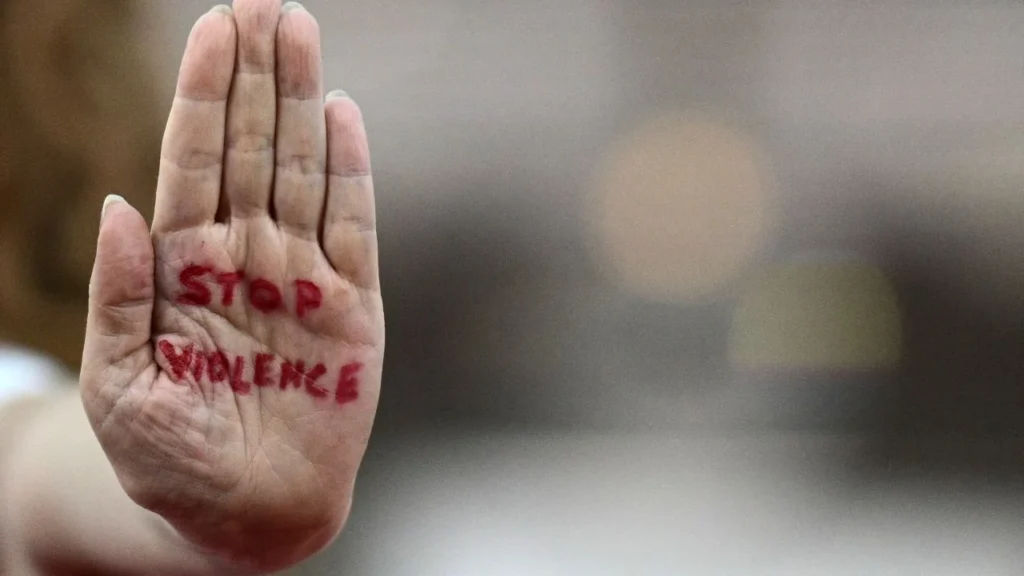 Una invitada a La Mostra exhibió el mensaje “Alto a la Violencia” escrito en rojo en su mano antes de la alfombra roja de la película The Smashing Machine