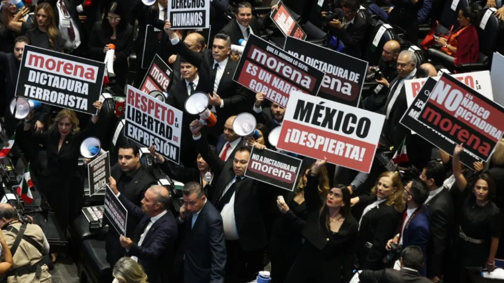 Protesta. Alito Moreno llegó a la sesión del Congreso acompañado de la bancada del tricolor, donde acusó una persecución política en su contra por parte de Morena. 