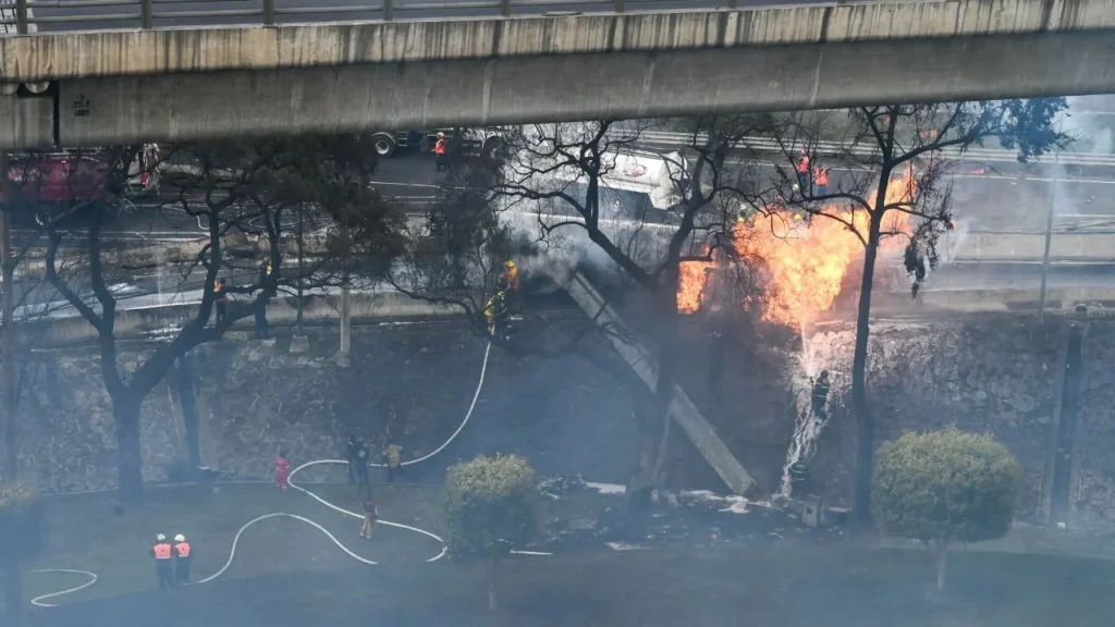 Estancias. Clara Brugada informó que todas las personas lesionadas tras la explosión de una pipa de gas, son atendidas en 19 hospitales federales y locales.