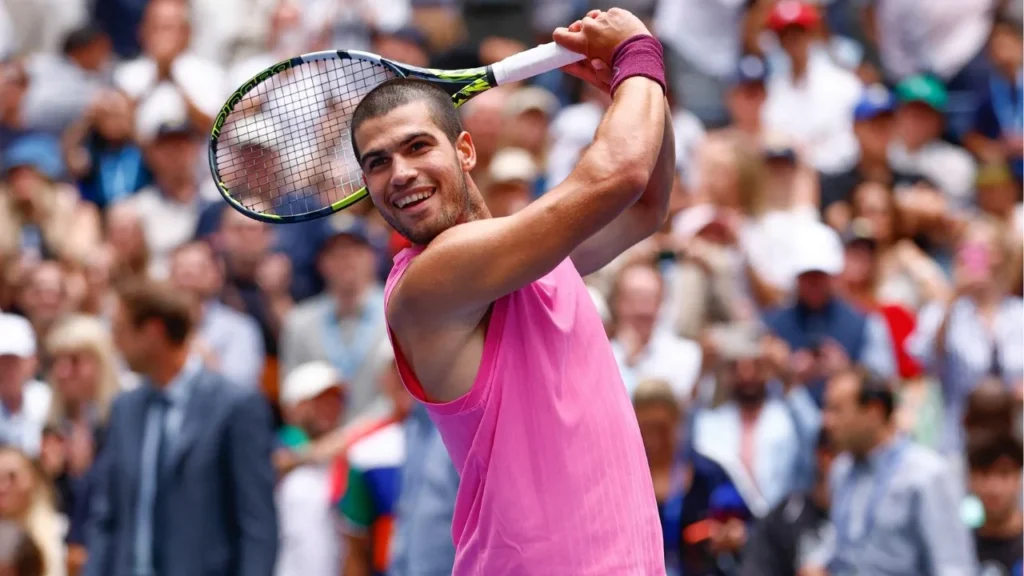 El español Carlos Alcaraz reacciona tras derrotar al checo Jiri Lehecka en su partido de cuartos de final masculino en el décimo día del torneo de tenis US Open