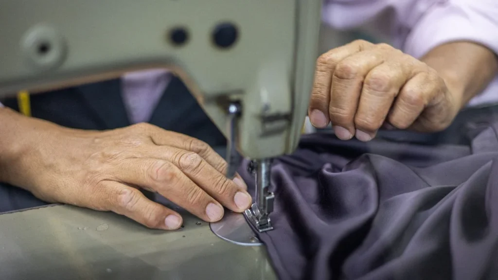 Pruebas. El dueño de la Sastrería Cruz explicó que en una semana le han llegado a solicitar que elabore hasta 5 trajes, lo que demuestra su eficacia.