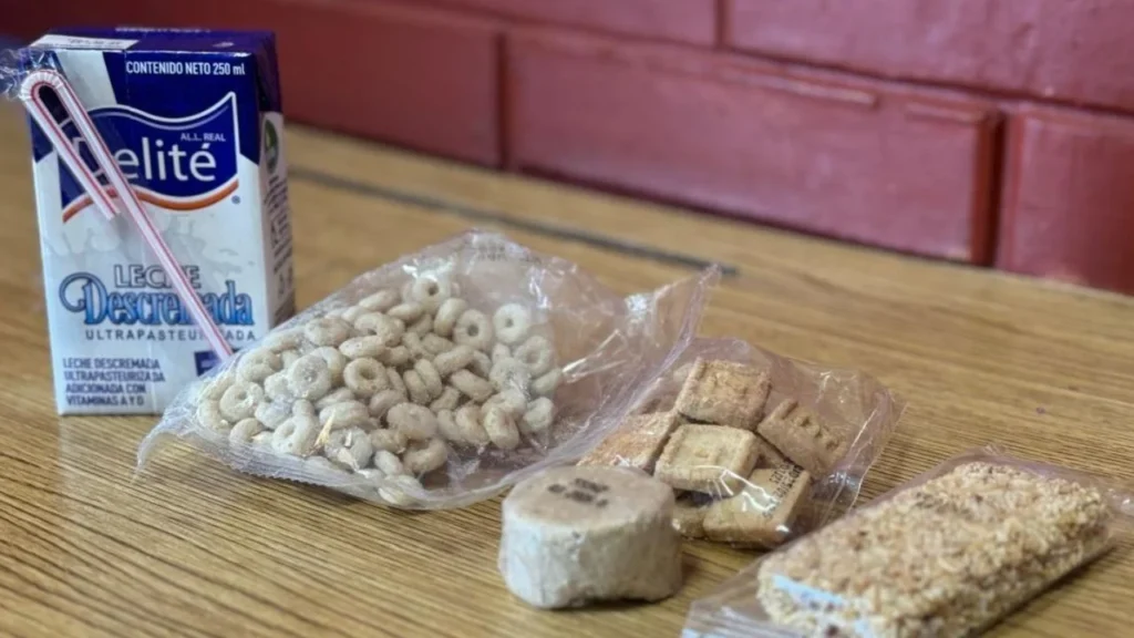 El Desayuno Escolar Frío, esta integrado por: un brik de leche descremadal, una porción de cereal integral, fruta / una porción de verdura deshidratada