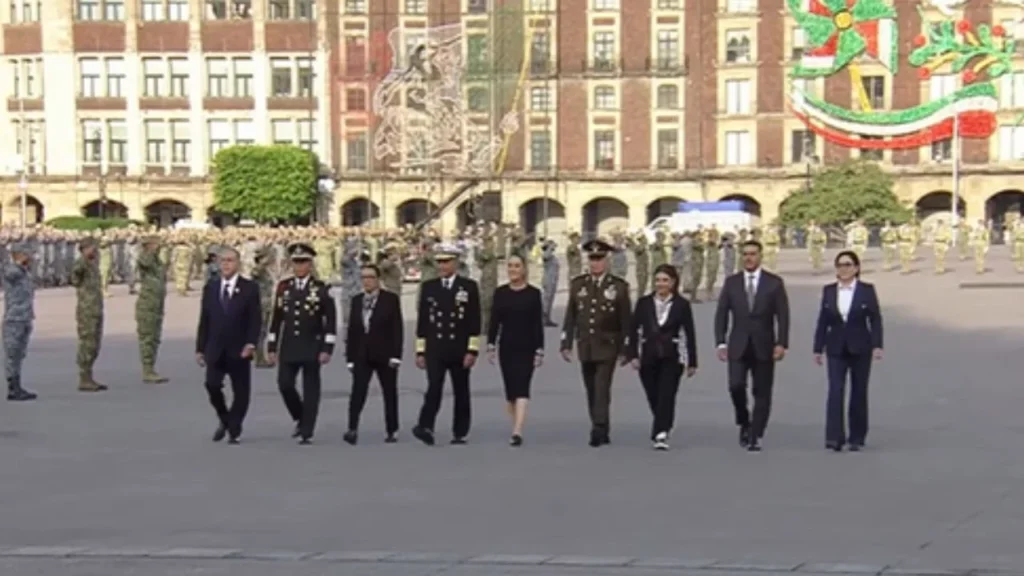  ceremonia de izamiento a media asta de la Bandera Nacional en el Zócalo, en memoria de las víctimas del sismo del 19 de septiembre de 198