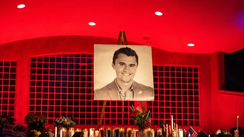 Charlie Kirk, quien era aliado del presidente Donald Trump y ayudó a capitalizar el apoyo conservador entre los jóvenes, fue asesinado a tiros