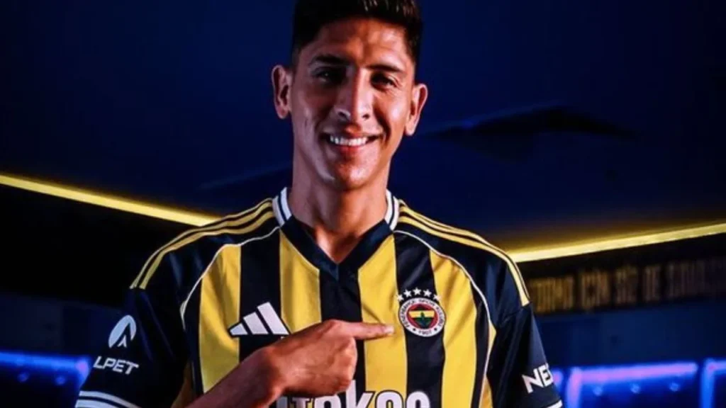 Edson Álvarez tuvo un convincente debut como jugador del Fenerbahçe