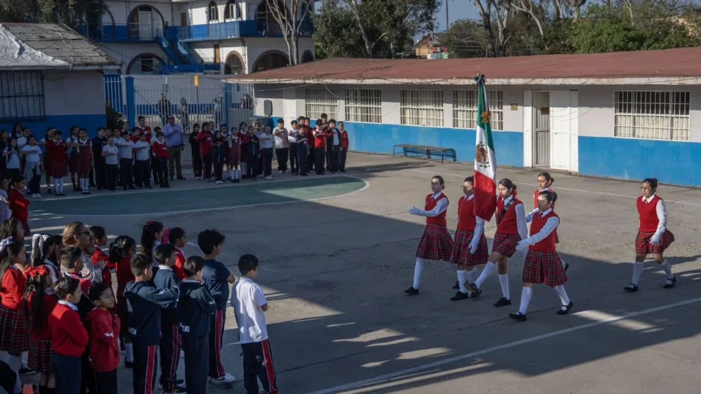 DE VUELTA. Este lunes las escuelas recibieron a millones de alumnos entre música, bailes, y ceremonias de bienvenida.
