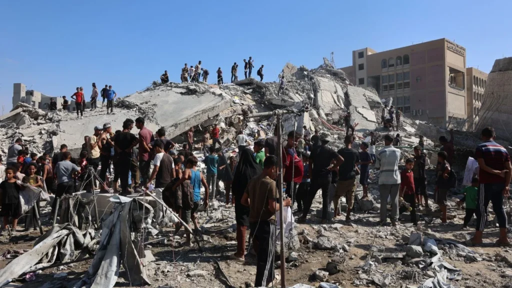 Palestinos revisan los escombros de un edificio llamado Torre al-Ruya en la zona de Rimal de la ciudad de Gaza tras un bombardeo del ejército israelí el 8 de septiembre de 2025