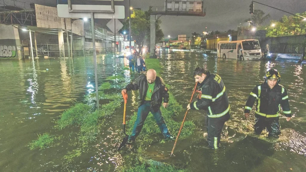 Caos. El Parque Lineal, ubicado en la alcaldía Venustiano Carranza, quedó bajo el agua derivado de la tromba; las lluvias afectaron el servicio de la Línea A del Metro.