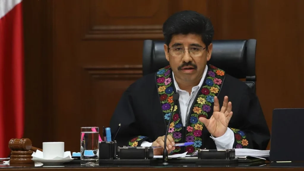 El presidente de la SCJN, Hugo Aguilar abrió la sesión histórica con el golpe de mallete y un desliz que fue no informar sobre que había quórum para iniciar los trabajos