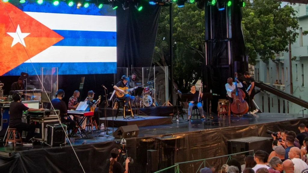 El cantante cubano Silvio Rodríguez se presenta en su primera parada de la gira latinoamericana en La Habana el 19 de septiembre de 2025