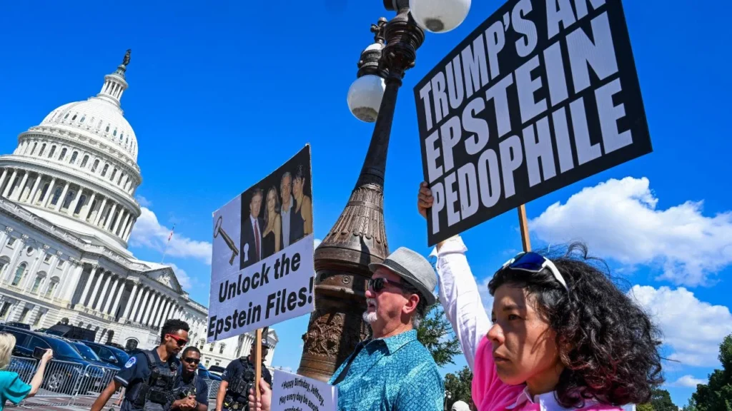 ACUSACIÓN. Ante el Capitolio, sobrevivientes de Jeffrey Epstein relataron los abusos sufridos durante su adolescencia, destacando los testimonios de Marina Lacerda