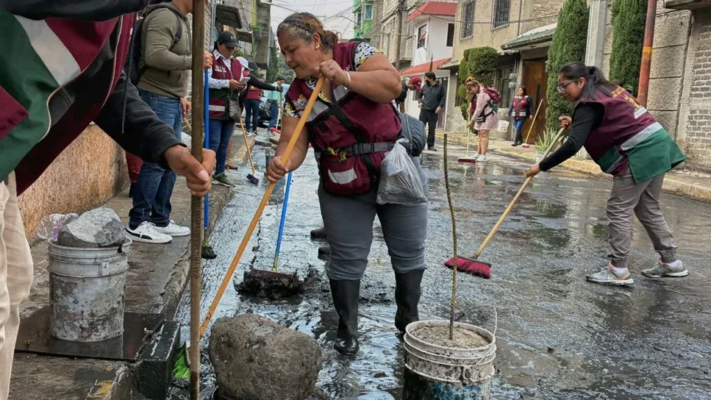  Se activaron 10 Brigadas de Reacción Inmediata para atender los encharcamiento e inundaciones en Neza.