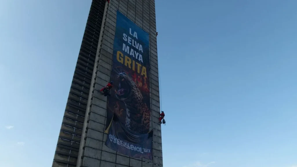 Tras escalar la Estela de Luz, la Semarnat y Greenpeace realizaron un encuentro en favor de la Selva Maya.
