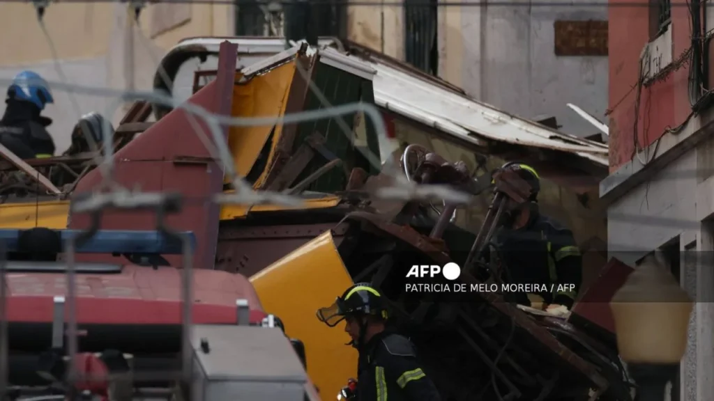 Al menos 15 muertos y 18 heridos dejó un descarrilamiento de funicular en Lisboa.