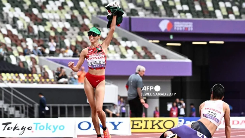 La marchista mexicana obtuvo el segundo lugar en la prueba femenil de marcha de 20km.