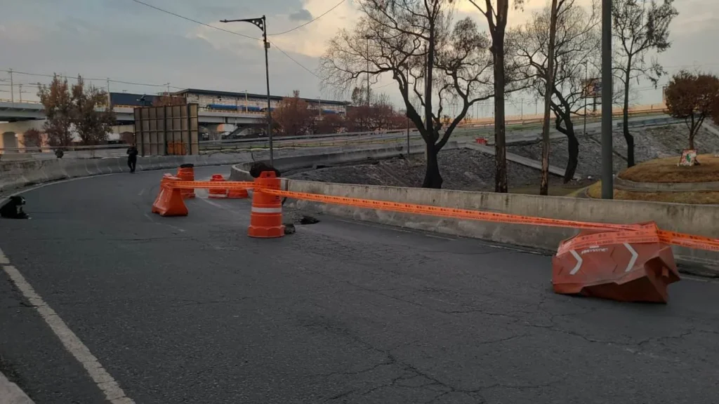 Un socavón se formó en el Puente de la Concordia, en Iztapalapa.