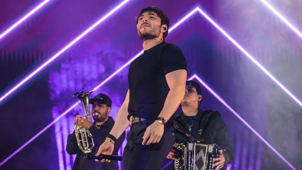El primer concierto de Tito Double P en el Palacio Nacional inició con el corrido tumbado titulado “El Lokeron”, tema consentido de sus fans.