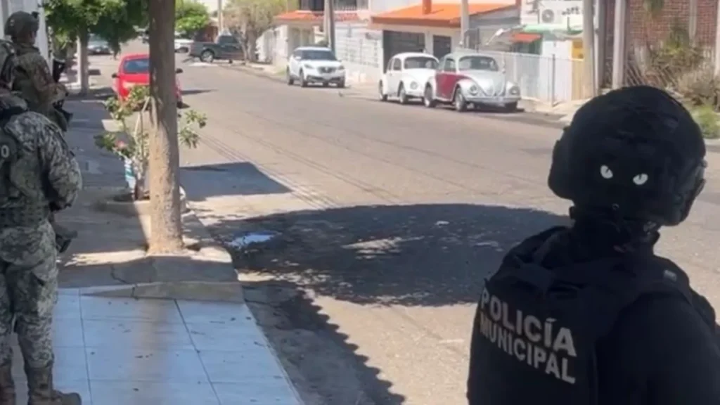 Una camioneta quedó incrustada en un domicilio tras la persecución registrada la mañana de este jueves en Culiacán.