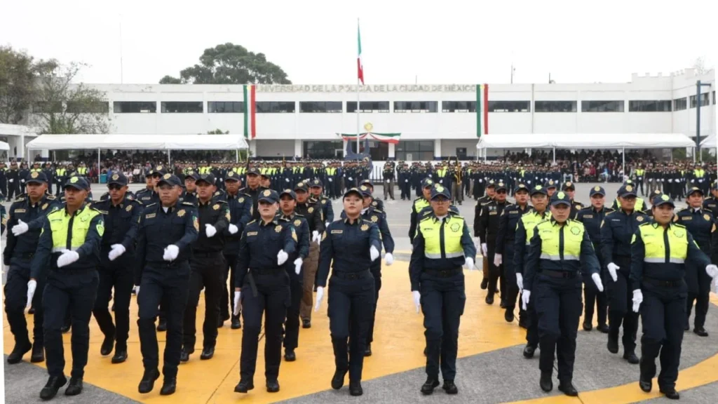 La jefa de Gobierno Clara Brugada encabezó la graduación de 450 nuevos policías en CDMX.