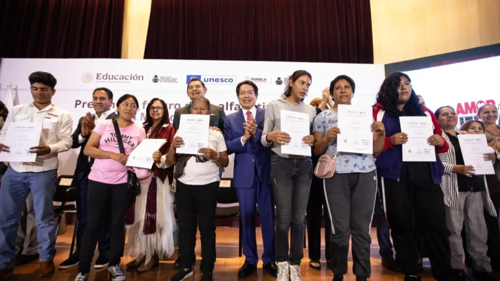 La SEP, en conjunto con la Unesco, Chiapas, Puebla y el INEA ratificaron su compromiso en contra del analfabetismo.
