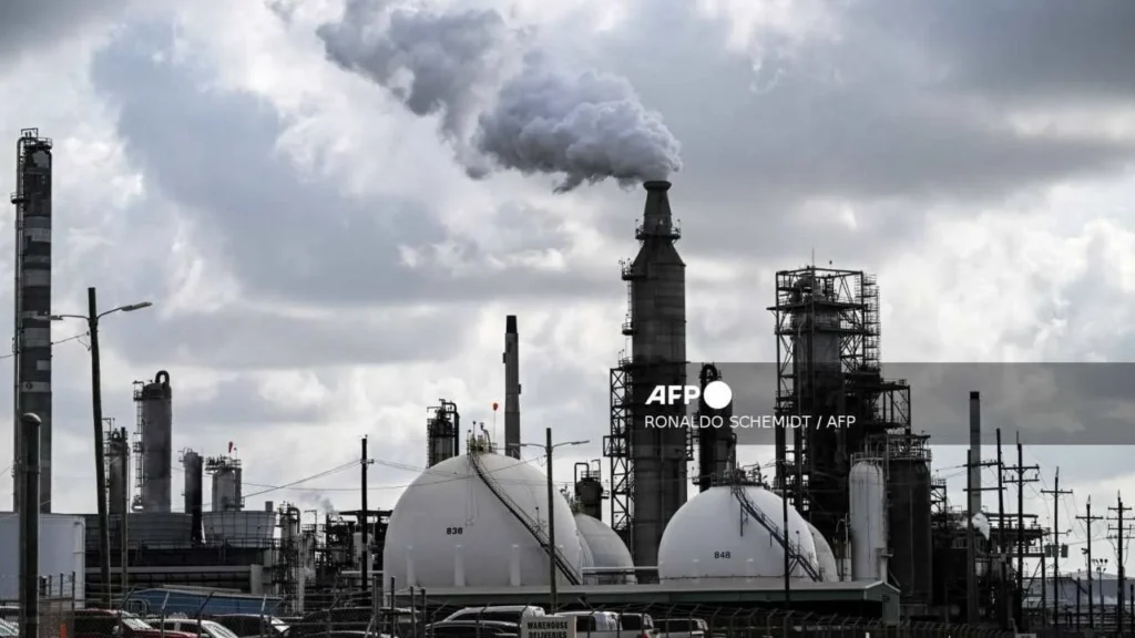 El precio del petróleo cayó aún más este jueves, entre los crecientes temores de que la oferta global supere de forma marcada la demanda.